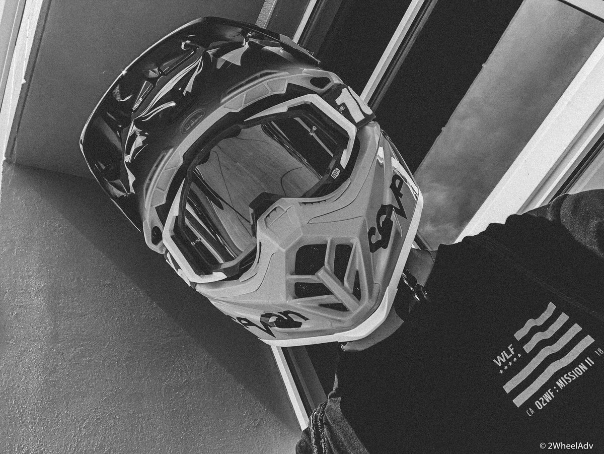 2wheeladv's tweet photo. Rocking my new dirt bike lid by Bell. The Moto 9 Flex.
•
•
#overlandadventure #bellhelmets #2wheeladv #thechoiceofprofessionals #motorcycle #motorcyclegear #dirtbike #motorcross #ride100percent #dualsportlife #offroad @100PerCentMoto @BellPowersports https://t.co/eUoYa39tEp