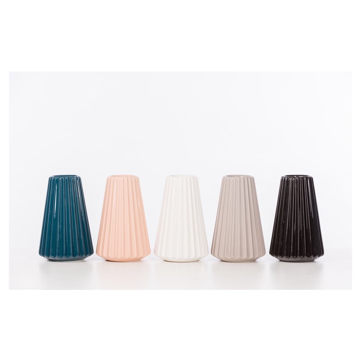 FormagendaLight's tweet photo. The ZIGGY STARFLOWER VASE 🌾
Handmade Ceramics, available in different colors.
Design by Sami Ayadi for Formagenda.
https://t.co/8SxcLFlfoG

#Design #SamiAyadi #ZiggyStarflower #Vase #Flowers #TableDecor #MO18 #Archilovers #Formagenda #Handmade #Interiordesign #Homedecor #Home https://t.co/BR9lRmXXYY