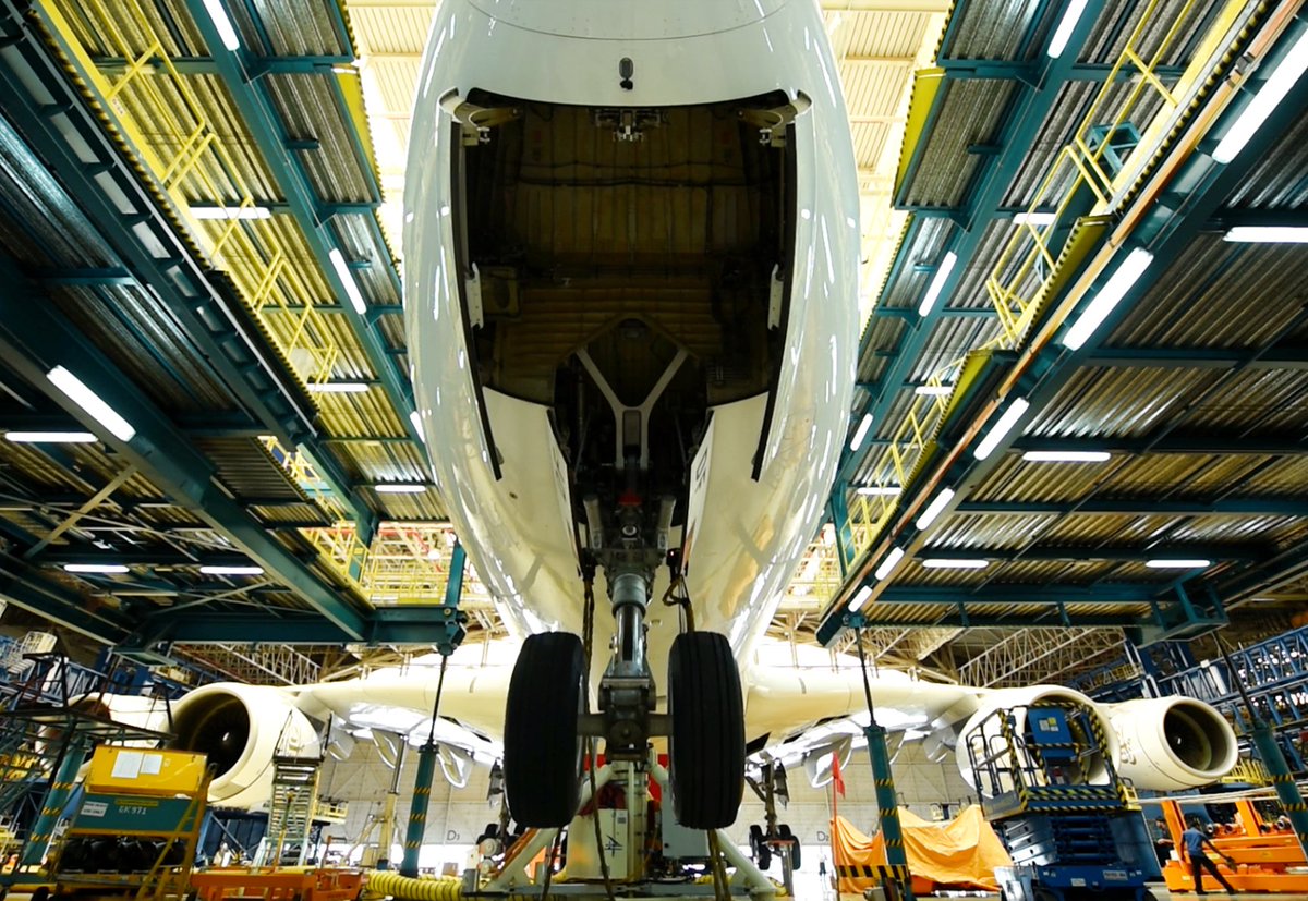 emirates's tweet photo. Emirates Engineering successfully accomplishes the first-ever complete replacement of landing gear systems on an Emirates @Airbus A380. https://t.co/kXcIvokDWV https://t.co/csD8tRJeqN