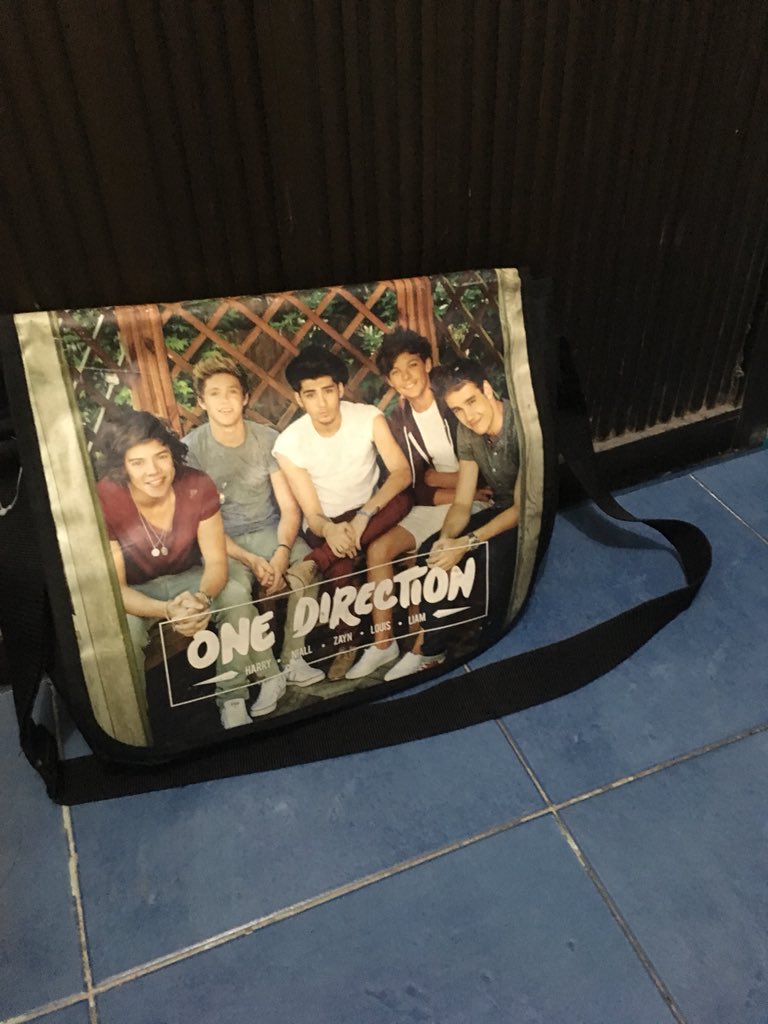 littlefreakju's tweet photo. 800 rts and I’ll use this body bag on the first day of school. I’m grade 12 this year btw https://t.co/U9Avh74WjH