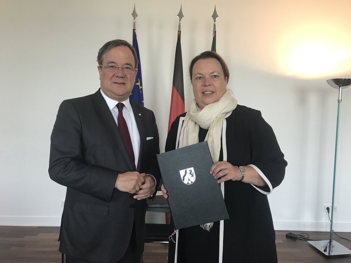 Gespannt auf neue Herausforderungen Urkundenübergabe #NRW #Umwelt #Naturschutz #Landwirtschaft #Verbraucherschutz <a href="/ArminLaschet/">Armin Laschet</a>