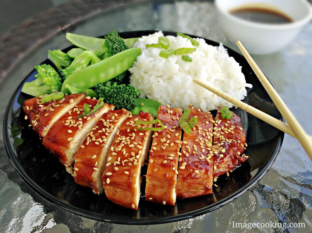 курица в соусе терияки с кунжутом. курица в соусе терияки с кунжутом. рецепт куриной грудки в соусе терияки. куриное филе в соусе терияки. куриные крылышки терияки.