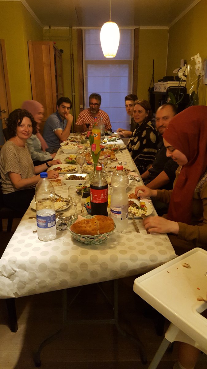 DeVos1998's tweet photo. Gisteren superleuke iftaravond bij ons met @AnneliesStorms en Anja! 
@IftarBe #iftarmee #samenleven #sameneten https://t.co/xEYmqFoKxY