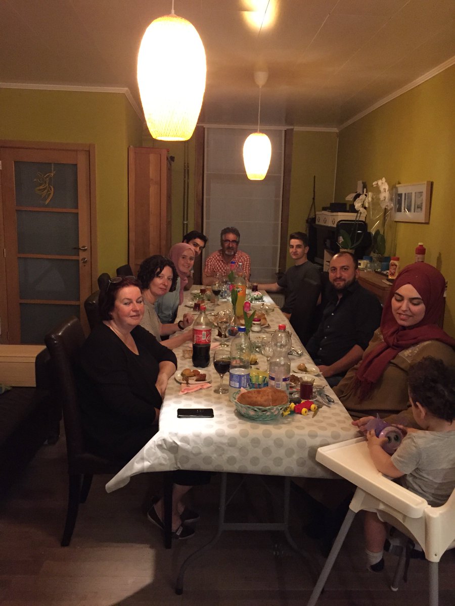 DeVos1998's tweet photo. Gisteren superleuke iftaravond bij ons met @AnneliesStorms en Anja! 
@IftarBe #iftarmee #samenleven #sameneten https://t.co/xEYmqFoKxY
