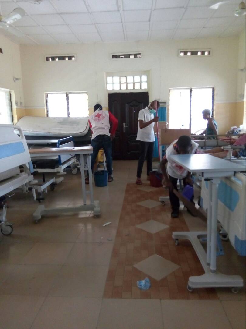 cross_imo's tweet photo. Day one of humanitarian visit to FMC OWERRI, SATURDAY, 26TH DAY OF MAY, 2018.VOLUNTEERS CAME OUT IN MASS TO CLEAN UP FMC WARD AND SHARED COOKED FOOD FOR THEM https://t.co/wIOWgt4p8H