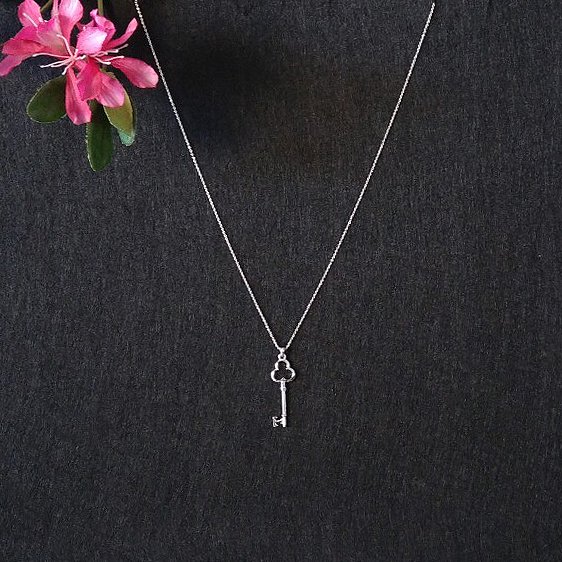deplanoodetacon's tweet photo. Descubre nuestra COLECCIÓN DE COLGANTES 👉 https://t.co/tRRfSQQpds
🌼 Colgante Llave Plateado https://t.co/bgQfhZJuc1 Ahora con un 20% de Descuento 🌼 
#accesorios #moda #mujer #outfit #coleccion #colgante #llave #plateado #haztupedido #tiendaonline #felizmartes https://t.co/p0D9UX6SEn