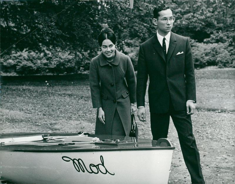 IMS_Photos's tweet photo. KING BHUMIBOL and QUEEN SIRIKIT special auction up and running
https://t.co/5GJWuQ3MpP
#Thailand #Royals #vintage
#pressphoto #pressphotography #archive #archivephoto #archivephotography #nostalgia #nostalgi #pressfoto #pressbild #pressarkiv #foto #fotografi #photo #photography https://t.co/yVsrMsdeGb