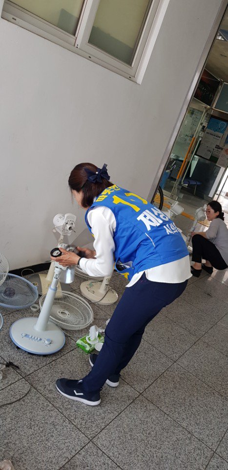 초장동주민센터에서 선풍기 청소
끝까지 청소하고 싶었지만 일정관계로 먼저 나왔습니다. 작은 일도 시민과 함께하겠습니다. 제가 하겠습니다.
#내마음속대통령_노무현
#대한민국대통령_문재인
#경상남도지사_김경수
#진주시장_갈상돈
#진주시의원_초장_금산_집현_대곡_미천엔_따뜻한사람_1가_제상희