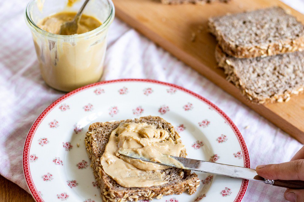 Geröstetes Salziges Erdnussmus antonellasbackblog.de/geroestetes-sa…