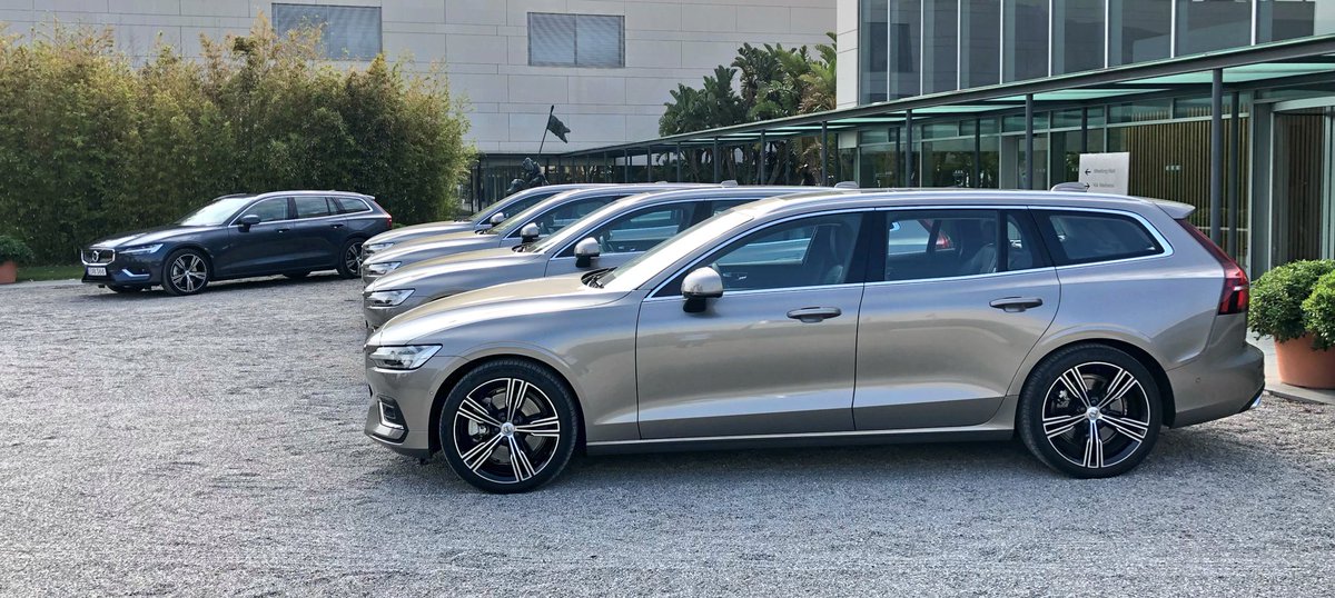 Grandenauer's tweet photo. Segunda jornada de pruebas con el Volvo V60. En mi opinión, sus proporciones son más acertadas que las del enorme V90. Línea exterior elegantísima, interior cuidado, amplias plazas traseras y un buen maletero. https://t.co/TXpuJsTWbA