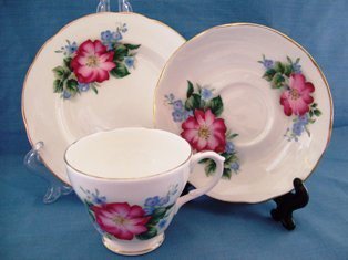 Buy beautiful vintage wedding teaparty crockery. wonderfulweddingsuk.co.uk/Vintage-Crocke……
 Includes china tea cup, saucer,teaplate,cake fork and tea spoon. Free UK Shipping.