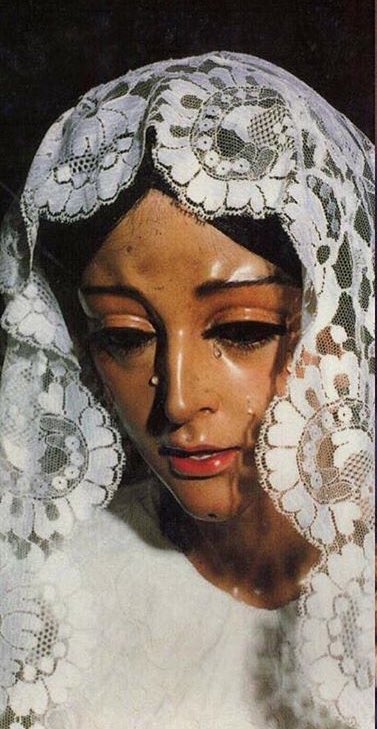 ¡Cantar, María quisiera por qué te amo! Porque tu dulce nombre me hace saltar de gozo el corazón. Y porque el pensamiento de tu suma grandeza a mi alma no podría inspirarle temor. Santa Teresa del Niño Jesús.
#soydelaO
#soydelaColumna
#sonríe
#mesdeMaría
#confloresaMaría