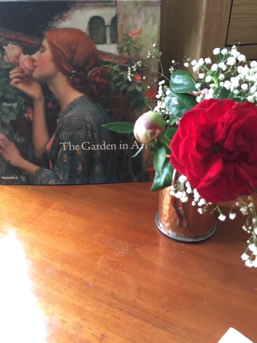 skiptothelu2's tweet photo. @GuildfordLib
Flowers in Art for book and flowers? Can never have too many 🌹 #SpringLibraryChallenge #lovelibraries #lovebooks https://t.co/iLP4vyUMN1