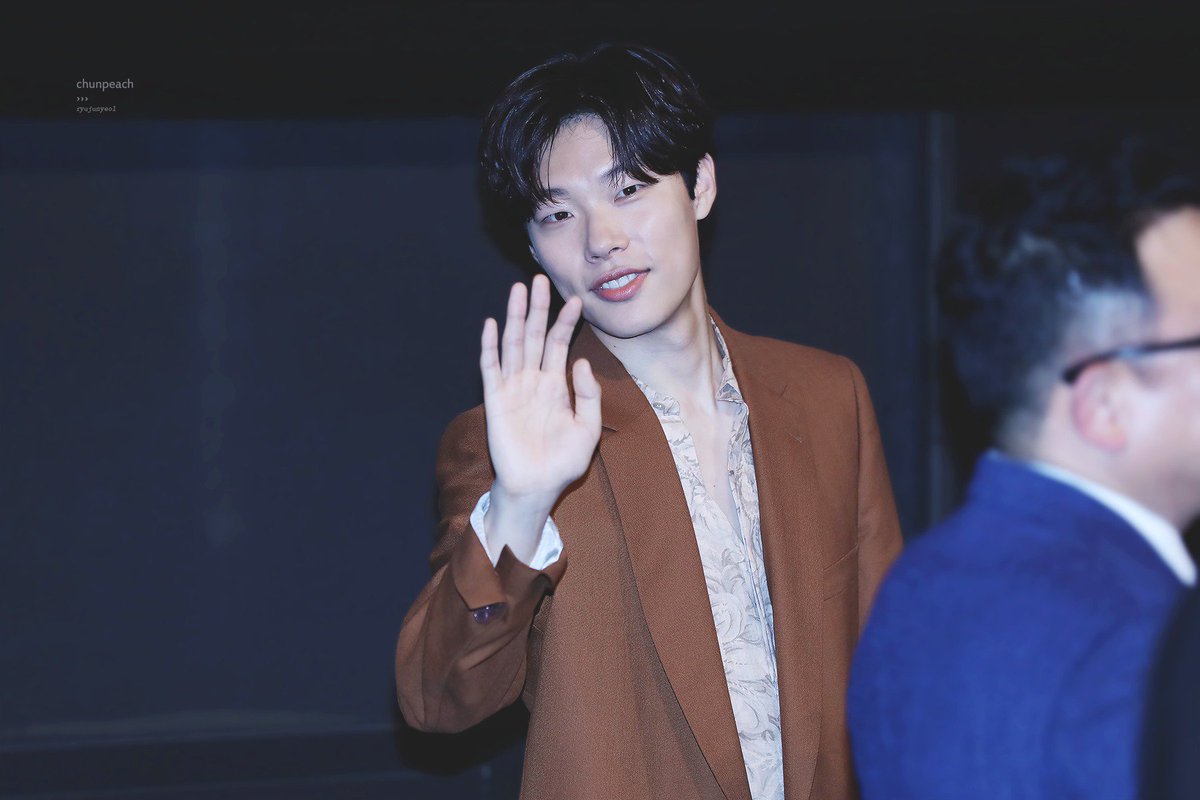 180521 #독전 팬시사회 무대인사 #류준열 200만 돌파 축하축하🖤
cfile4.uf.tistory.com/original/998C4…
cfile29.uf.tistory.com/original/99752…