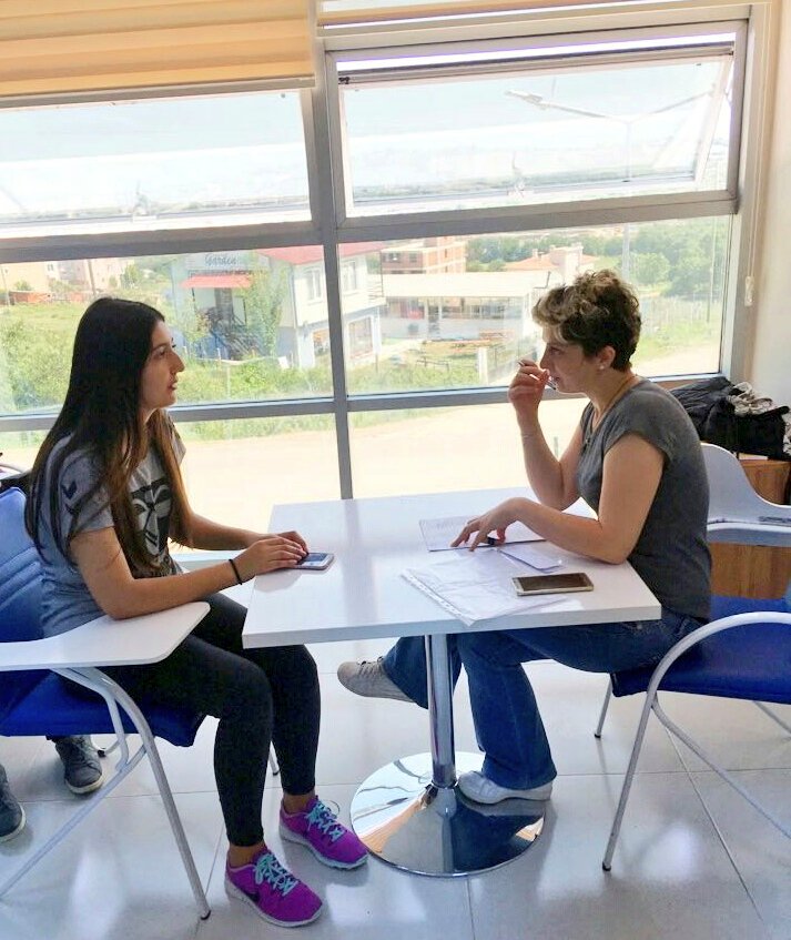 SinopKYGM's tweet photo. Sinop kız yurdu işaret dili kursu son dersinde, yıl boyunca öğrenilenlerin birebir tekrarıyla sona erdi.☝👆 https://t.co/sMi51oKvUs