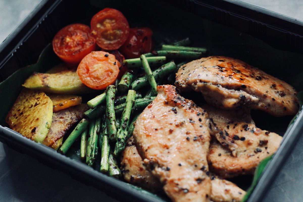 MonkeyMeng's tweet image. ทำอาหารกล่องง่ายๆมากินข้างนอกบ้าน สเต๊กอกไก่กับผักย่างน้ำมันงา #masterchef #monkeychef 😜