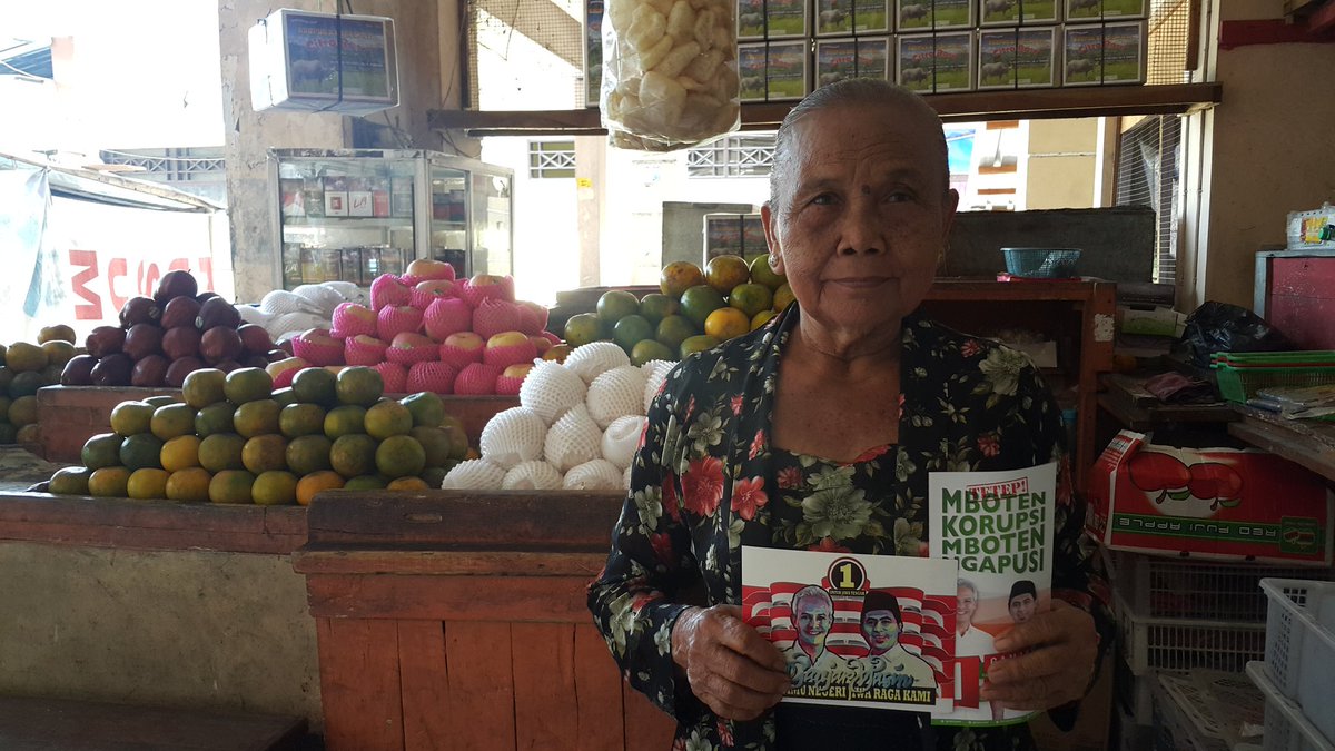 repdemkendal99's tweet photo. Kita harus belajar dari Mbah Yem tentang memilih pemimpin, pedagang buah di Kendal Permai, saat beliau tau kami dari relawan @ganjarpranowo Mbah Yem pesan kepada kami tentang pentingnya pemimpin yang bersih dan tdk politik uang.

#KamiGanjarYasin 
#GanjarYasinM3nang https://t.co/UhKHSaLKht