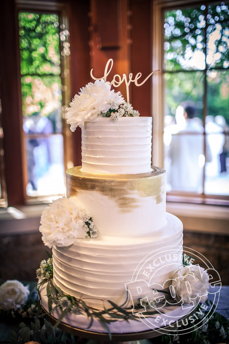 TMI_Uruguay's tweet photo. Can they be any more adorable? We are absolutely in love w the latest pics shared by @people...@isaiahmustafa #LisaMitchell #LisaAndIsaiah #Lisaiah #Newlyweds 
Hey there @JimHalterman 👋

#IWantCake 🍰 https://t.co/mzNWfRU5dk