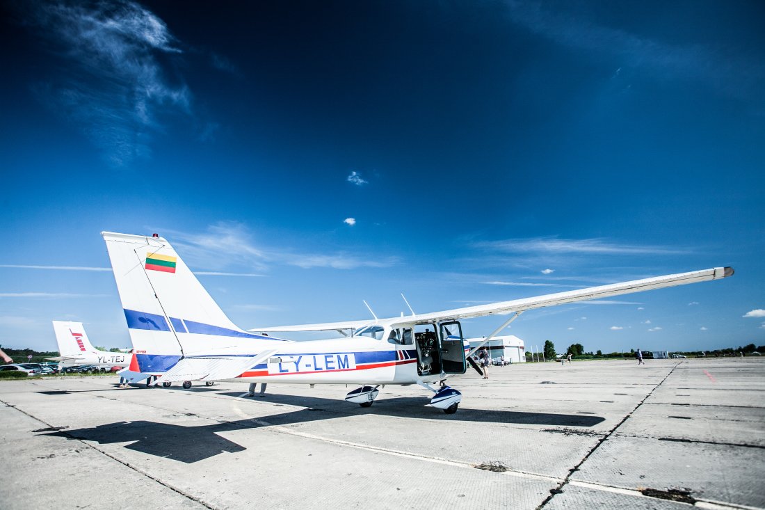 VisitVentspils's tweet photo. Piedāvājam ielūkoties sestdien notikušajā atvērto durvju dienas pasākumā Ventspils lidlaukā, kur apmeklētājiem bija iespēja apskatīt iespaidīgos lidaparātus gan no ārpuses, gan uz brītiņu iejusties pilota lomā. ✈️🛫Vairāk foto: https://t.co/yEmUfokDZK
#visitventspils https://t.co/ImSXnP6QKx