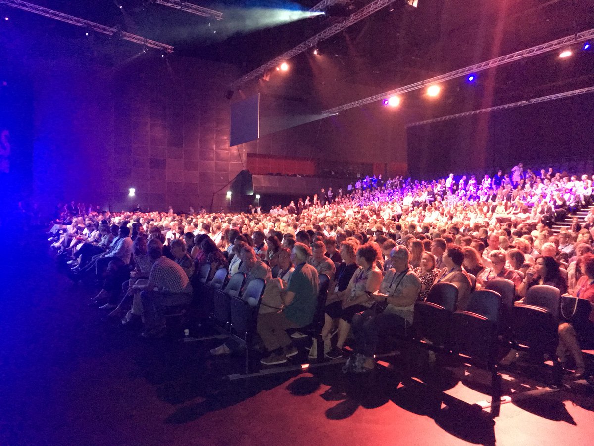 DennisVanVelzen's tweet photo. Volle bak in de #AFASLive voor de #AFASOPEN2018 . Wat een vibe!! https://t.co/R432Y1B38q