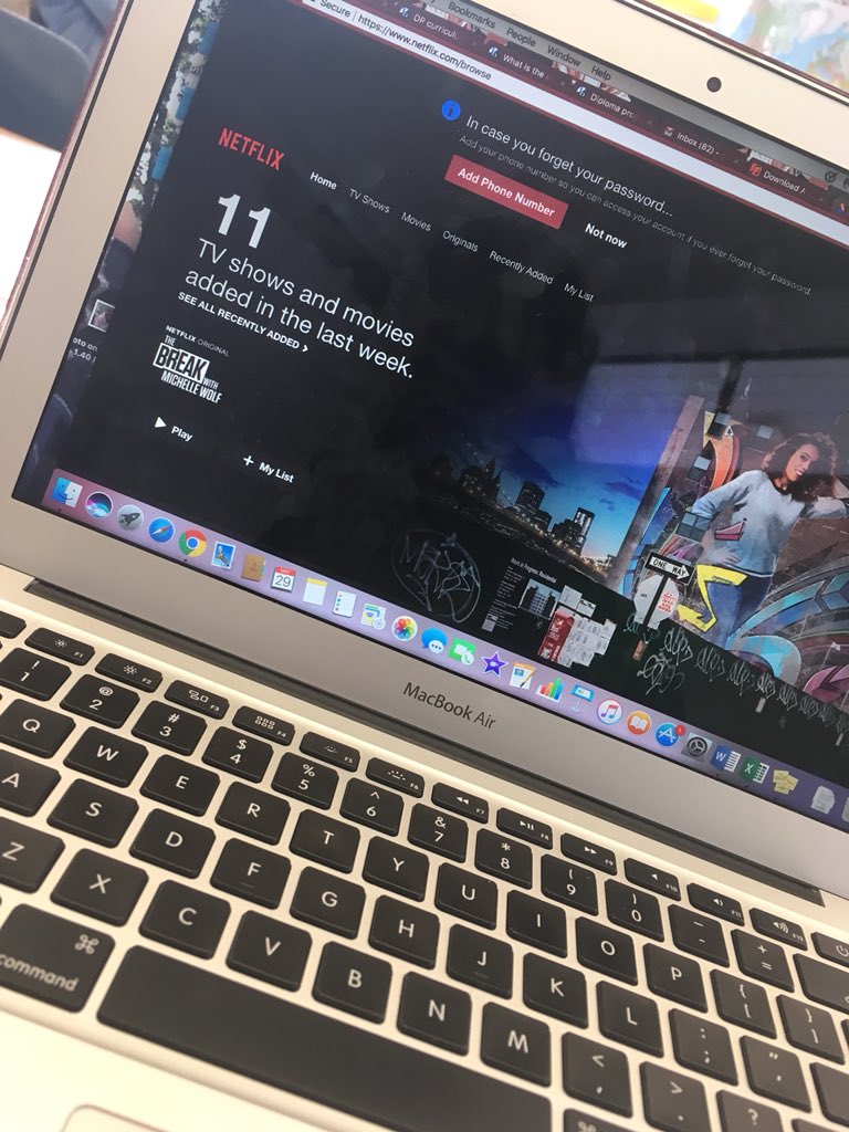 mikaylabomba's tweet photo. *watches netflix peacefully*
remembers homework, exams and lack of studying
*watched netflix stressfully* #ZednCrew #badstudyhabits https://t.co/VjvWKMMx4t