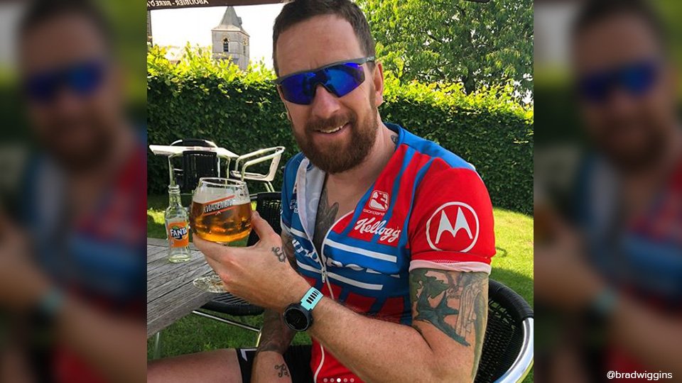 Wiggins dokkert nog eens over de kasseien. En hij trakteert zichzelf op Belgisch bier 🍺

api.sporza.be/permalink/web/…