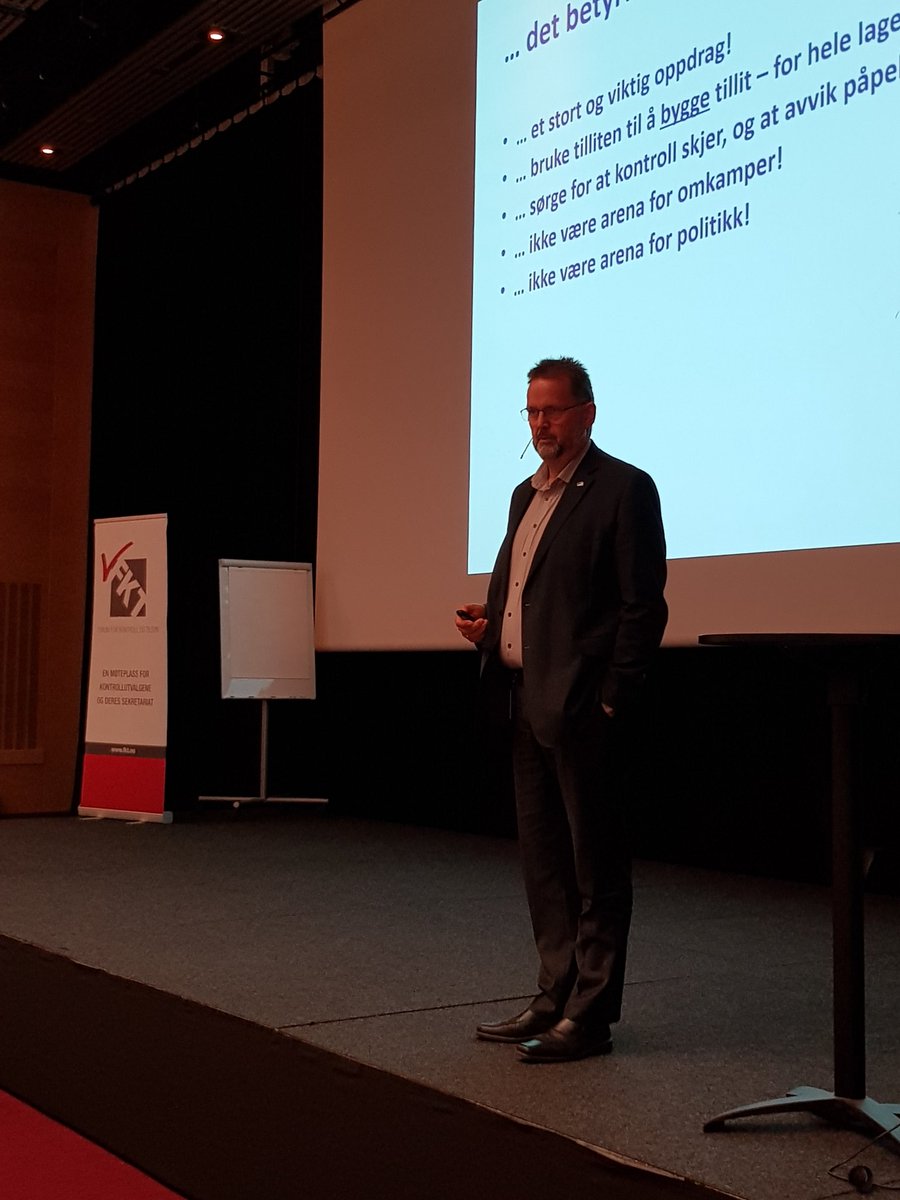 FKT_no's tweet photo. Årets fagkonferanse er i gang. Åpning ved Svein Harberg fra Kontroll og konstiusjonskomiteen #fkt2018 #kontrollutvalg https://t.co/rBGWYdOp9J
