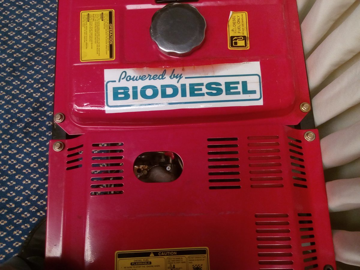 owensingura's tweet photo. Omg! A vegan generator! @narouganda can now convert used vegetable cooking oil into biodiesel. It can run this and other diesel-based engines more efficiently. 

#GreenEnergy
#NAROCGS 
#NARO4Devt https://t.co/OhYFcWj89m