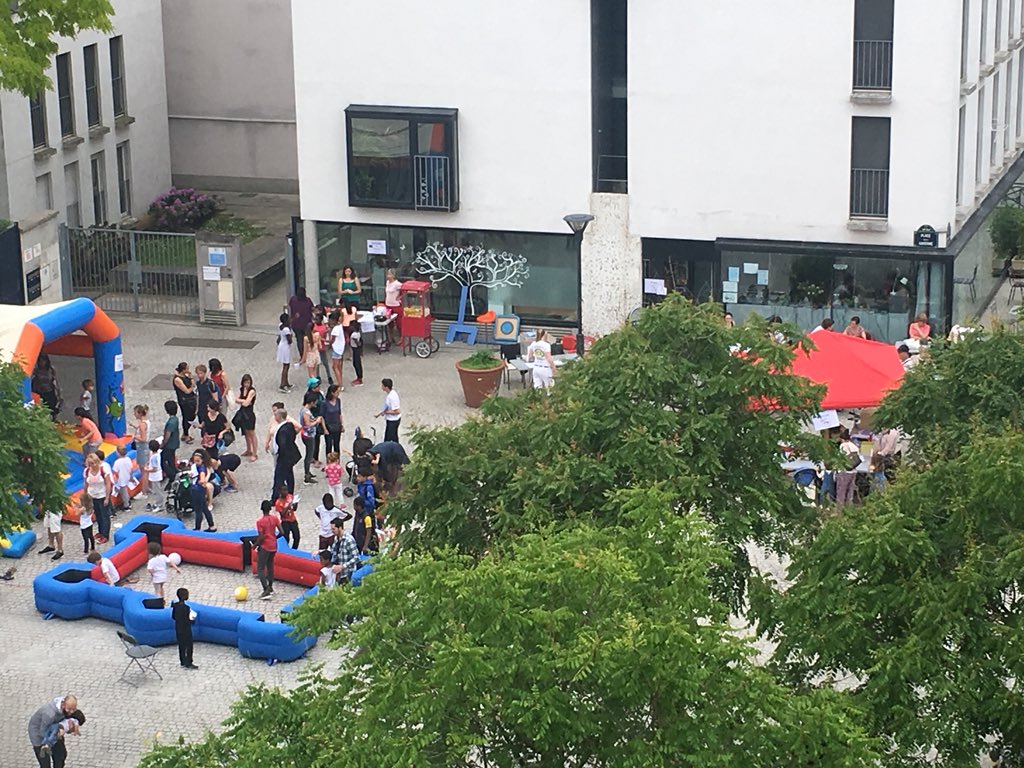 fvuillod14's tweet photo. Merci pour cette très sympathique #FeteDuJeu organisée ce week-end par Florimont, devant le @moulinacafe. Vivement des aménagements ludiques et accueillants plus pérennes sur la place de la Garenne ! #budgetparticipatif #Paris14 #Pernety https://t.co/Nj3lYpMMZP