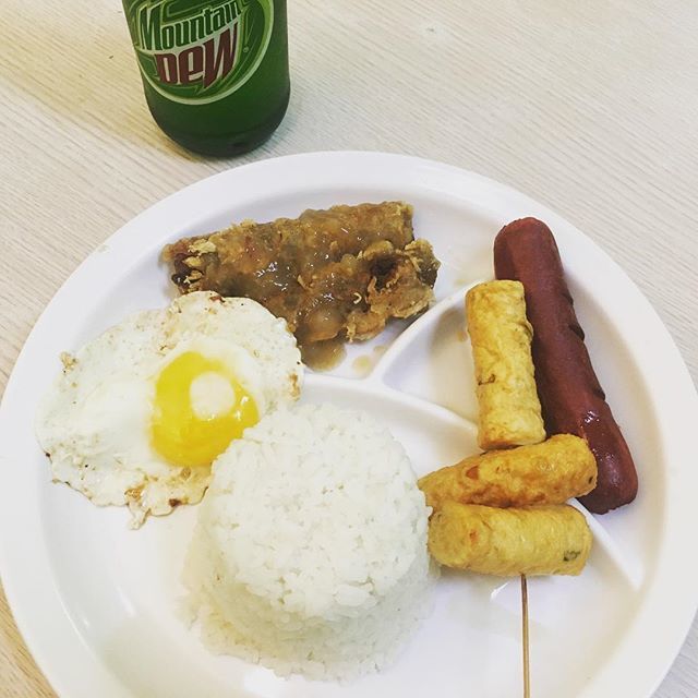 KalamiCebu's tweet photo. Beautiful, cheap, and yummy! #kalamicebu at #ngohiongexpress !! #ngohiong #squidroll #virginiahotdog #sunnysideup #rice #mountaindew #snacks #painit https://t.co/2PuV0lwz3T https://t.co/eEUdmyZ7dw