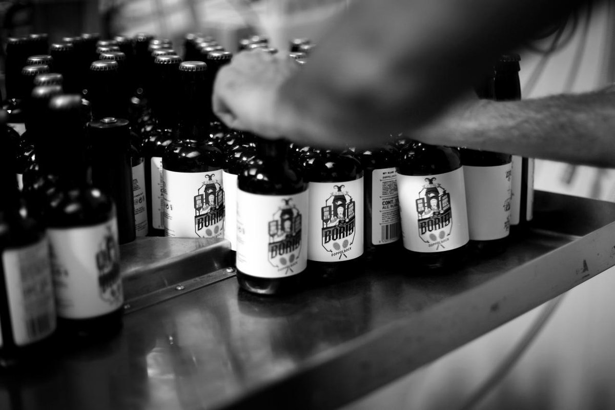 ZetaBeer's tweet photo. Seis meses ha pasado en la barrica, todavía tres meses más madurando en botella, en una bodega. La nueva de las cervezas envejecidas es una Doppelbock con nombre de tenista: My Name Was Boris. #TheMABS https://t.co/Y8PhYExHF2