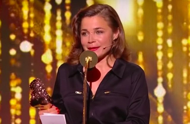 Madmoizelle's tweet photo. Première femme à recevoir le #Molière de l’humour, #BlancheGardin est aussi la première à se remettre son propre prix ! https://t.co/UgX24PWYpp https://t.co/7JH8TwjfyB