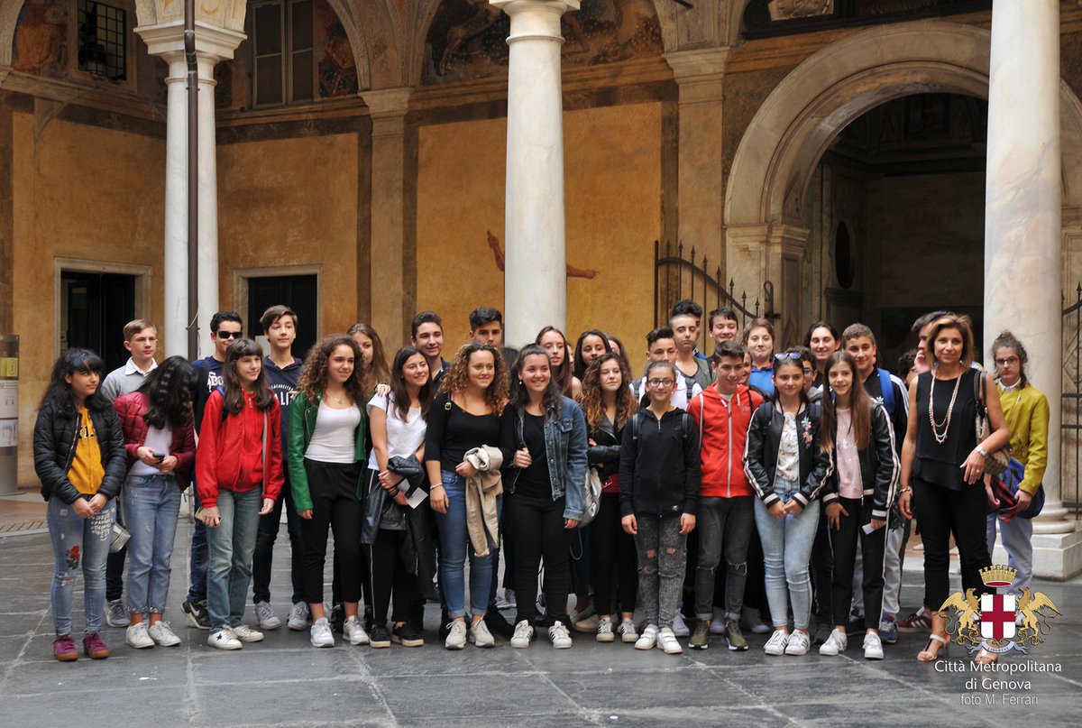 GenovaMetropoli's tweet photo. Approfondire la #CostituzioneItaliana. Ieri #28Maggio, il Prefetto di Genova #FiammaSpena ha ricevuto 2 classi di terza media di #Busalla con @laura_repetto delegata del sindaco metropolitano @buccipergenova di @GenovaMetropoli alla memoria storica. ph. #MassimoFerrari https://t.co/l20Ahu2xHb
