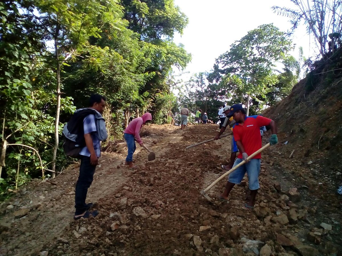 syarman04's tweet photo. Pekerjaan Penghamparan Jalan Usaha Tani Desa Bukit Karya Kec Paguyaman pantai dg Pekerja 137 Org..
#Boalemo
#PadatKaryaTunai
@jokowi
@EkoSandjojo
@taufikmadjid71
@fachrilabalado
@anwsanusi
@hasan_moh_ https://t.co/FFUpuqhI8k