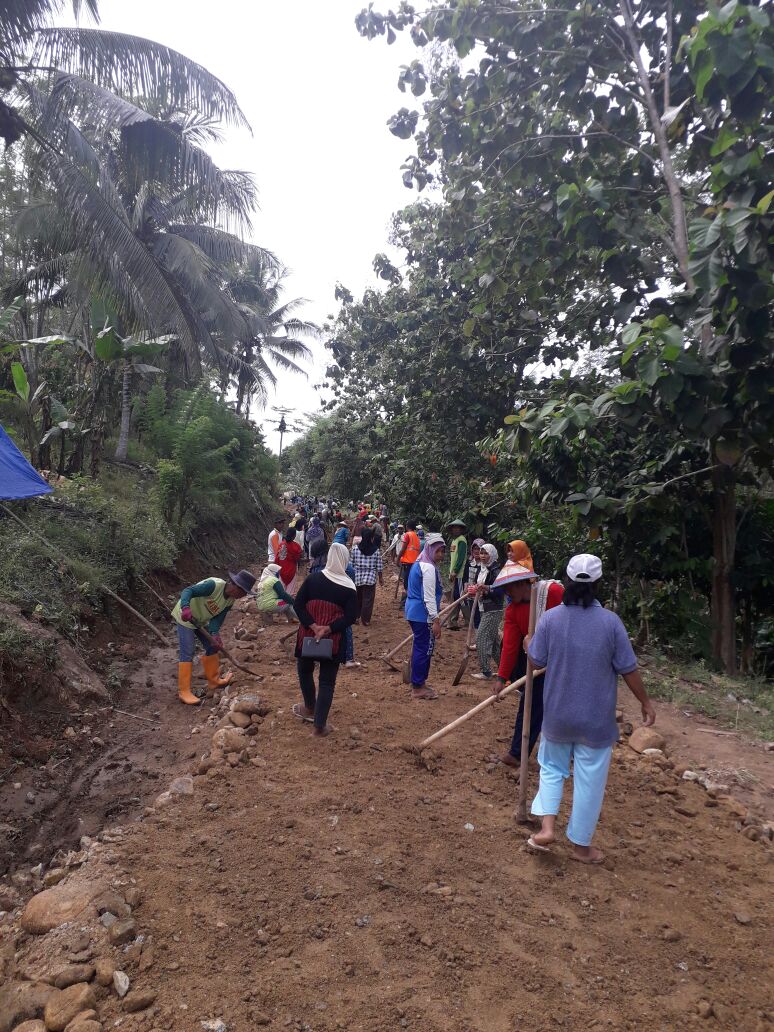 syarman04's tweet photo. Pekerjaan Penghamparan Jalan Usaha Tani Desa Bukit Karya Kec Paguyaman pantai dg Pekerja 137 Org..
#Boalemo
#PadatKaryaTunai
@jokowi
@EkoSandjojo
@taufikmadjid71
@fachrilabalado
@anwsanusi
@hasan_moh_ https://t.co/FFUpuqhI8k
