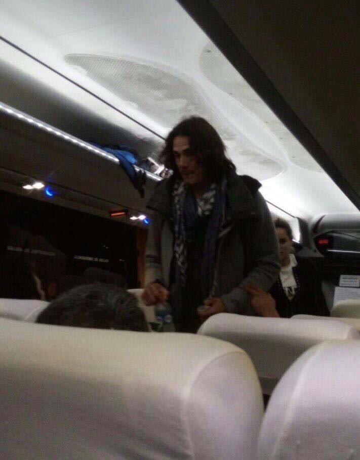 VibesFoot's tweet photo. Edinson Cavani a passé ses vacances à Salto, sa ville natale. Il a ensuite utilisé le bus pour rejoindre la sélection uruguayenne à Montevideo.

Il est l'un des joueurs les mieux payés au PSG mais n'oublie pas d'où il vient. https://t.co/pYIAycgTC4