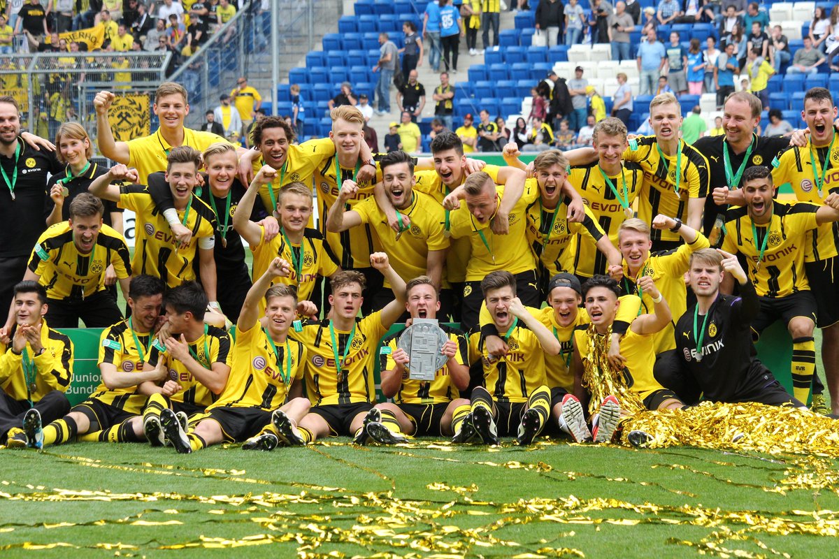 barthvolker's tweet photo. Heute vor zwei Jahren gewinnt das Team des #BVB in #Hoffenheim die #U19 Meisterschaft. Und Felix #Passlack lässt an seinem 18. Geburtstag die Trophäe fallen 😂 kann ja mal passieren 😛 #Fußball #Juniorenbundesliga #DM2016 #soccer #football https://t.co/xaHo7JtTs3