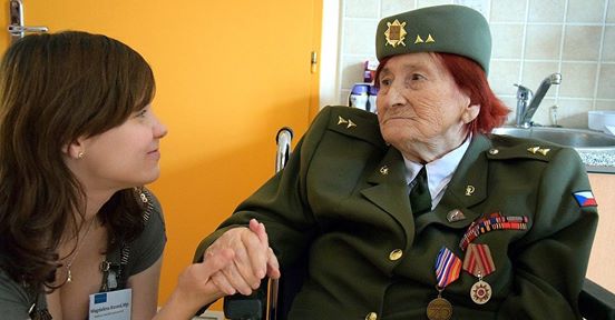 DomovSueRyder's tweet photo. Po otevření Domova Sue Ryder v roce 1998 byli mezi našimi klienty i váleční veteráni z 2. světové války.  V Sue  Ryder s námi stále žije 95-letá paní Anna, která se jako mladičká  aktivně zúčastnila těžkých bojů u Sokolova a Jasla. I její příběh najdete na https://t.co/3D0sseGA1z https://t.co/UTiz6RIWeu