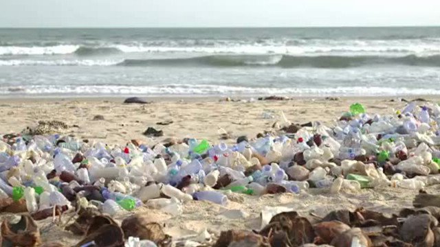 Nowastenet's tweet photo. L'Ue mette al bando la plastica monouso: stop a cannucce, posate e cotton fioc - https://t.co/pUh7Qo7N4V https://t.co/105eGIgOJa