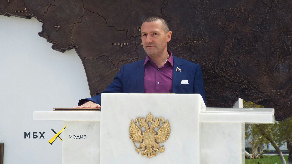 В праге установили памятник путину на золотом унитазе