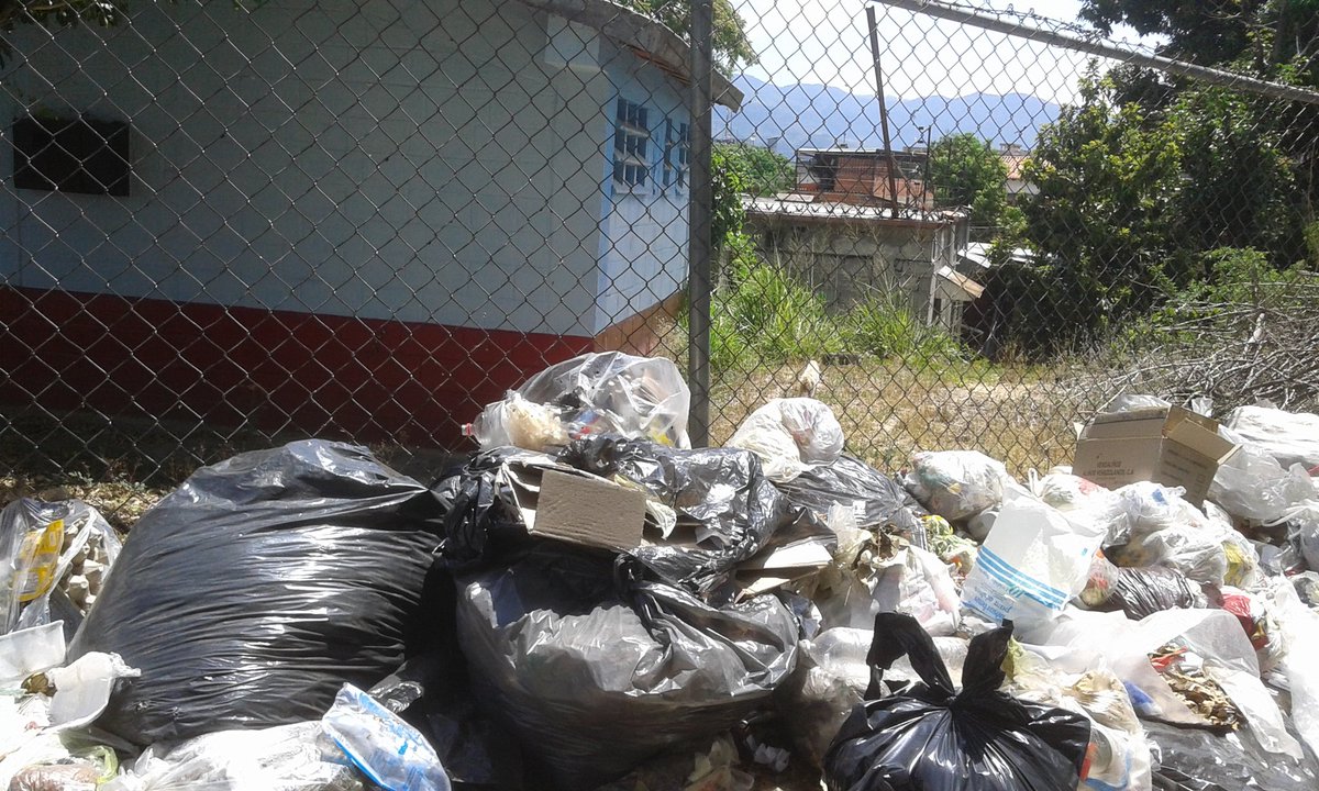San_Pedrognas's tweet photo. A un mes de la celebración de la Parranda de San Pedro de Guarenas y la sede cultural ubicada en la calle el Parque se encuentra en pésimas condiciones requerimos apoyo URGENTE @HectoRodriguez @luiscarPSUV la cerca está deteriorada, se robaron todos los cables, brequera y tanque https://t.co/aE9dULaut0