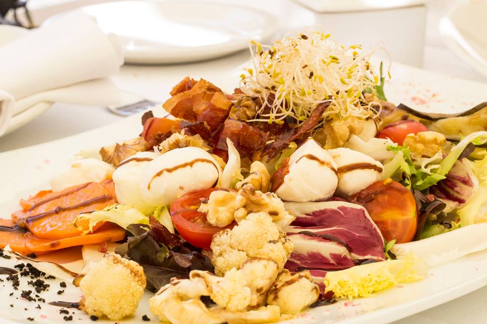 Quién piense que el cuidarse es soso y aburrido, es porque no ha probado nuestras ensaladas. ¡Saludables y Riquísimas! 🥗😍😋 #ElOchoyMedio Reservas: 📞 963 92 20 22 #yummy #foodie