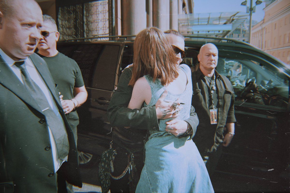 wrong_dreams's tweet image. Я наконец обняла любовь всей своей жизни.

Если кто сразу не узнал, то это человек, чья фотография бессменно стоит у меня на юпе.