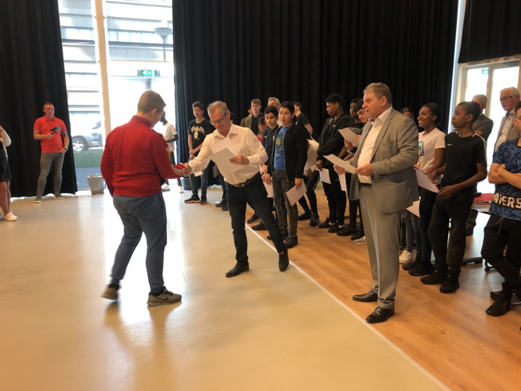 IkoDoeland's tweet photo. Vandaag met leerlingen van @rvcdehef die het profiel BWI (Bouw, Wonen &amp; Interieur) kiezen aan-de-bak-garanties ontvangen uit handen van @RijnmondBouw en @SPGInfra! Deze leerlingen maken gegarandeerd een mooie start met hun carrière! https://t.co/UMyHS3Ato1