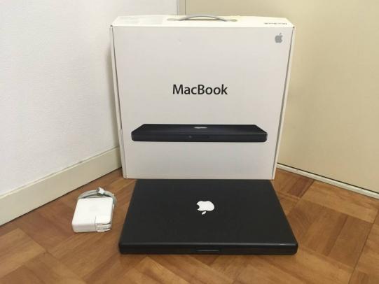 なんやなんや黒いMacBookの時の話でもするのか。