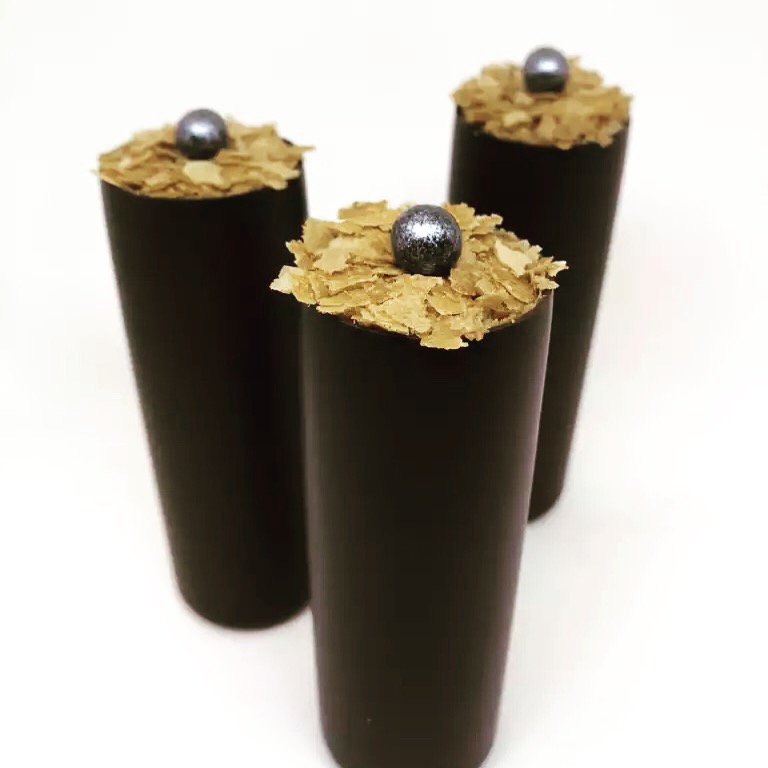 🍫 Rendez-vous vite dans nos boutiques Debauve &amp; Gallais pour déguster nos magnifiques Cylindres au Praliné.
Un délicieux praliné mélangé avec de la pâte d'amande, croustillant et enrobé de chocolat noir #DebauveetGallais #chocolate