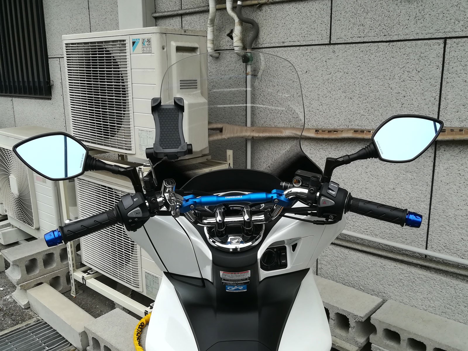 神代 Enduranceのバーエンドとハンドルクロスバー Tanaxのayb 10ナポレオンミラー Nbのスマホホルダーをつけました Ayb 10は純正のロングスクリーンがついていても干渉しないことがわかったため元の位置で取り付け スマホホルダーのクランプは増設 神代 Enduranceのバーエンドとハンドルクロスバー Tanaxのayb 10ナポレオンミラー Nbのスマホホルダーをつけました Ayb 10は純正のロングスクリーンがついていても干渉しないことがわかったため元の位置で取り付け スマホホルダーのクランプは増設