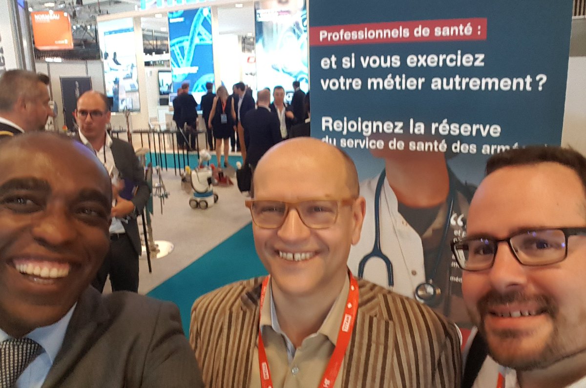 Chanfimao's tweet photo. En direct du stand du service santé des armées avec le club digital santé et avant notre agora du jour @santearmees #PHW18 #hcsmeufr #esante #hopital20 https://t.co/V33MaoL3dF