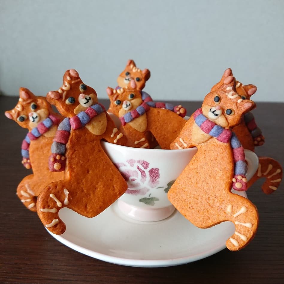 england618's tweet photo. streetcatBobのツイッターアカウント見てください！ビスケットの日に私のボブクッキーをジェームズが紹介してくれました❗🎵😍🎵ツイッターだけじゃなく他のボブのSNSでも紹介されてます🎵 

#streetcatbob 
#お菓子作り好きな人と繋がりたい  
#お腹ペコリン部 https://t.co/7xyic49iJK