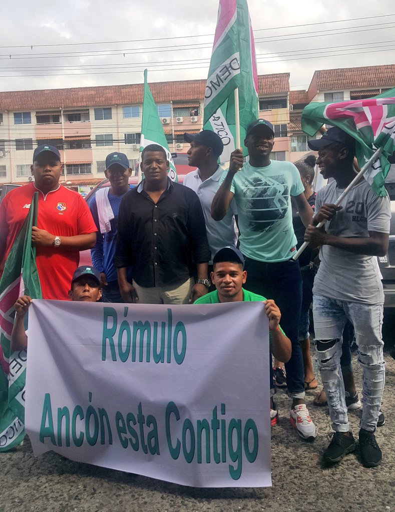 Nostrumedia's tweet photo. Los pelaos de Ancón también están con @romuloroux #ToyConRómulo https://t.co/vvmgR0n7FD